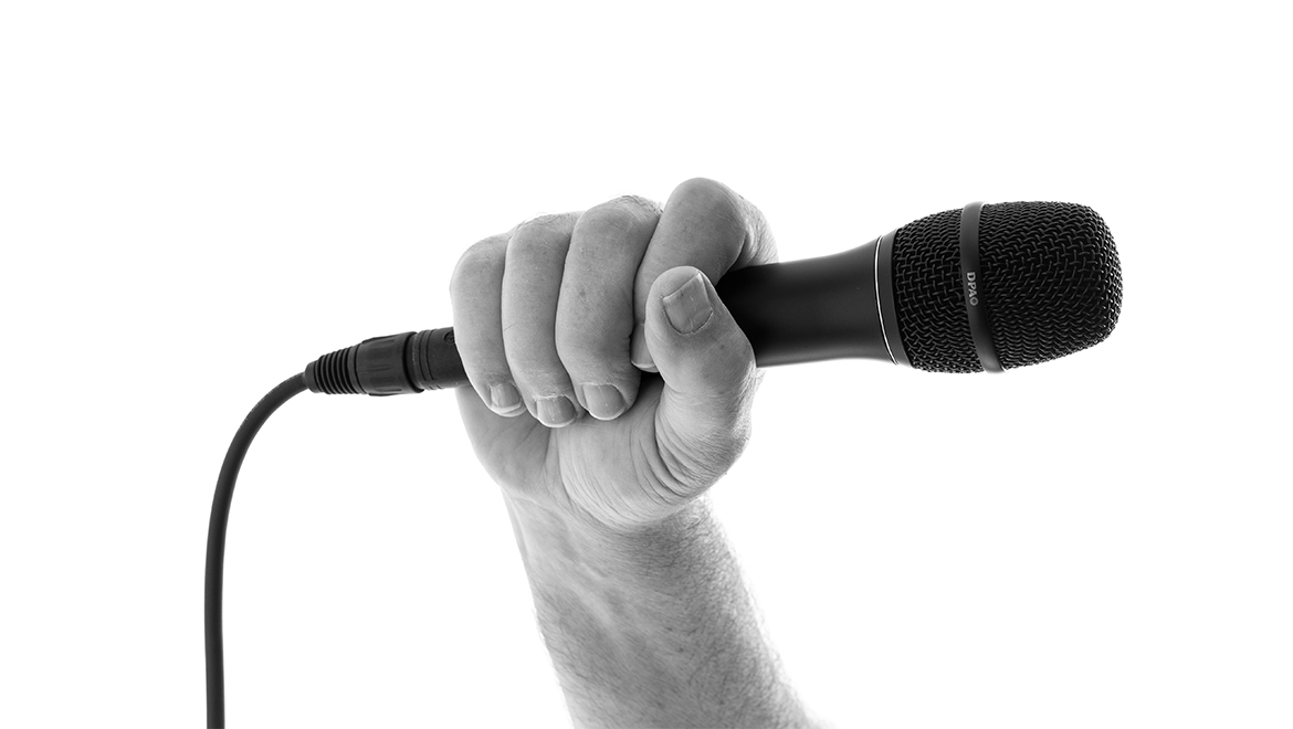  Apprenez à bien tenir un micro – Standup France